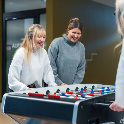 Campusleben Anwärterinnen spielen am Tischkicker